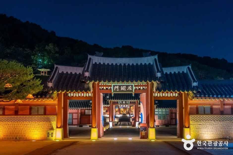 야간 조명이 켜진 화성행궁 좌익문